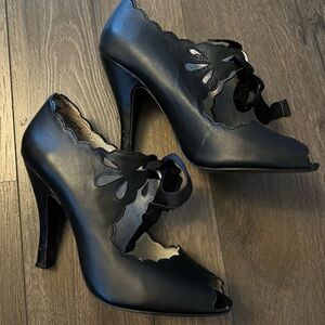 Mojo Moxy Black peep toe heels with velvet tie size 8